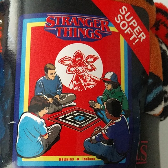 NWT Loungefly Stranger Things Fleece Throw - Picture 2 of 6